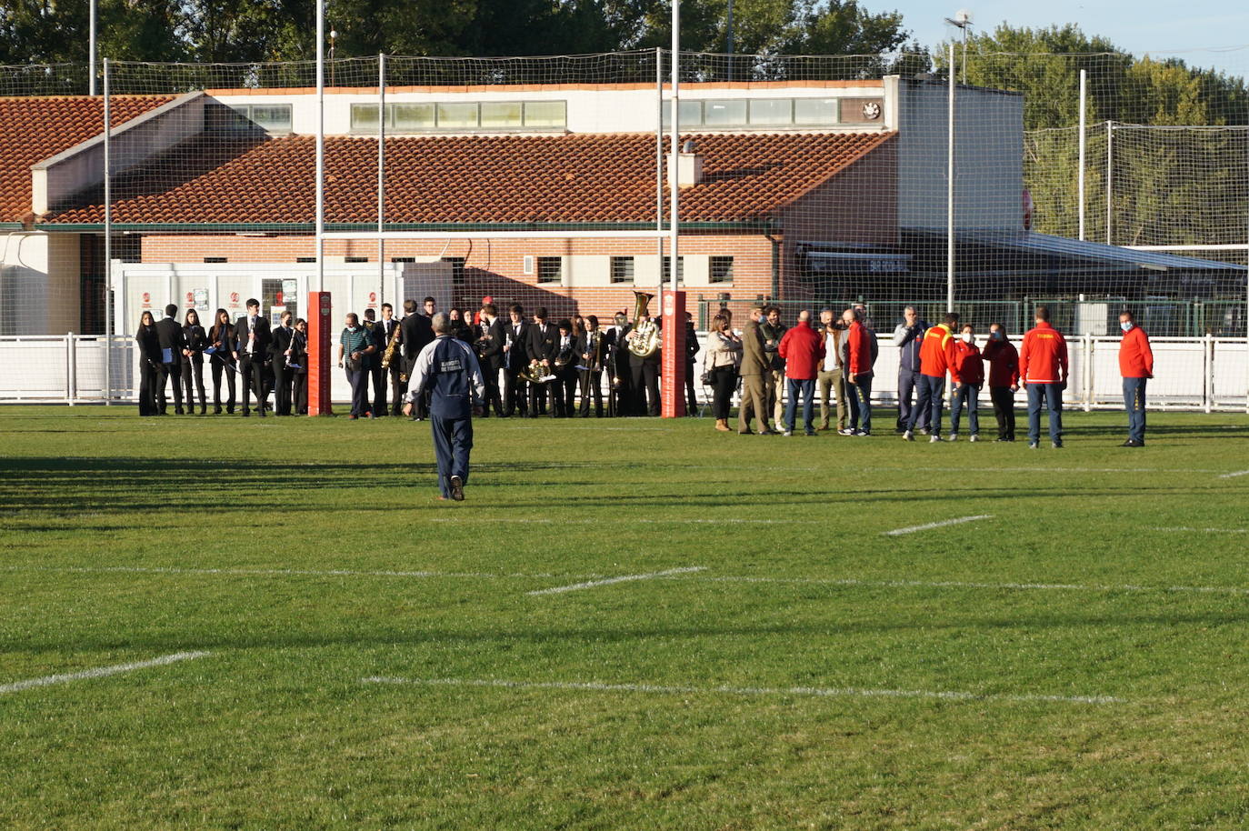 Durante todas las mañanas del pueste festivo se juegan los partidos en los campos de fútbol y rugby de La Vega, en Arroyo de la Encomienda. 