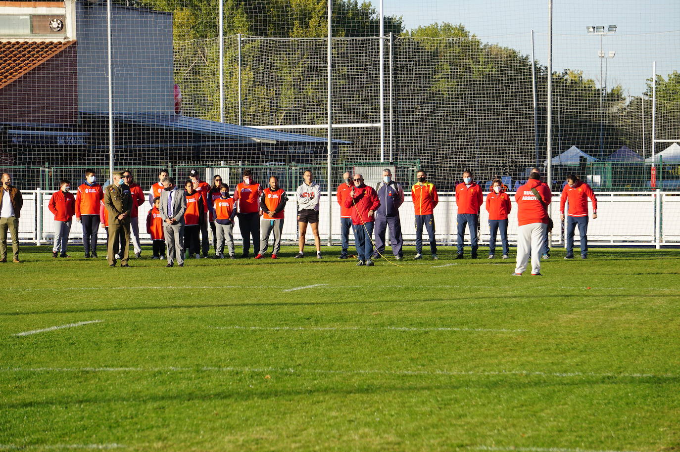 Durante todas las mañanas del pueste festivo se juegan los partidos en los campos de fútbol y rugby de La Vega, en Arroyo de la Encomienda. 