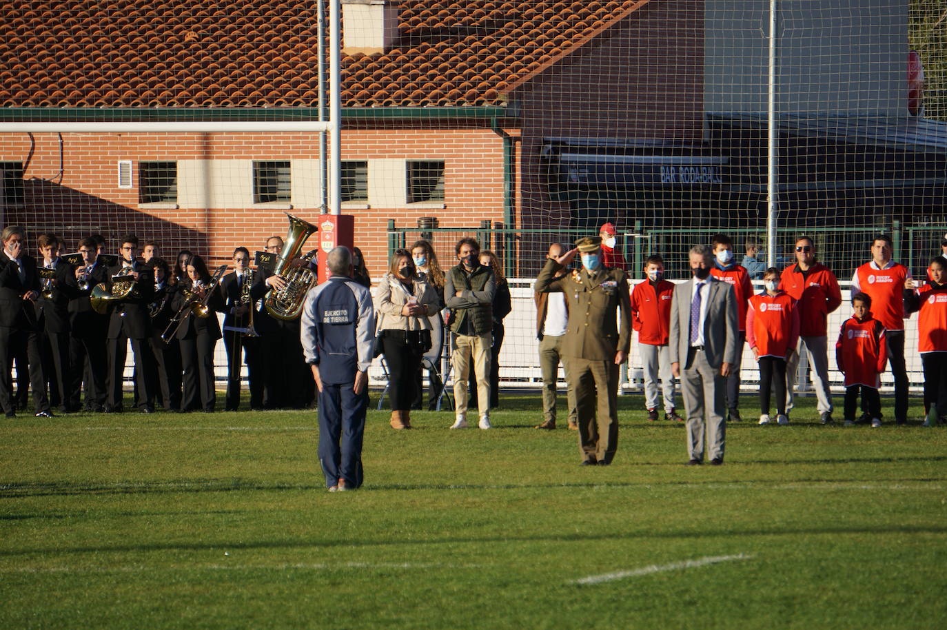 Durante todas las mañanas del pueste festivo se juegan los partidos en los campos de fútbol y rugby de La Vega, en Arroyo de la Encomienda. 