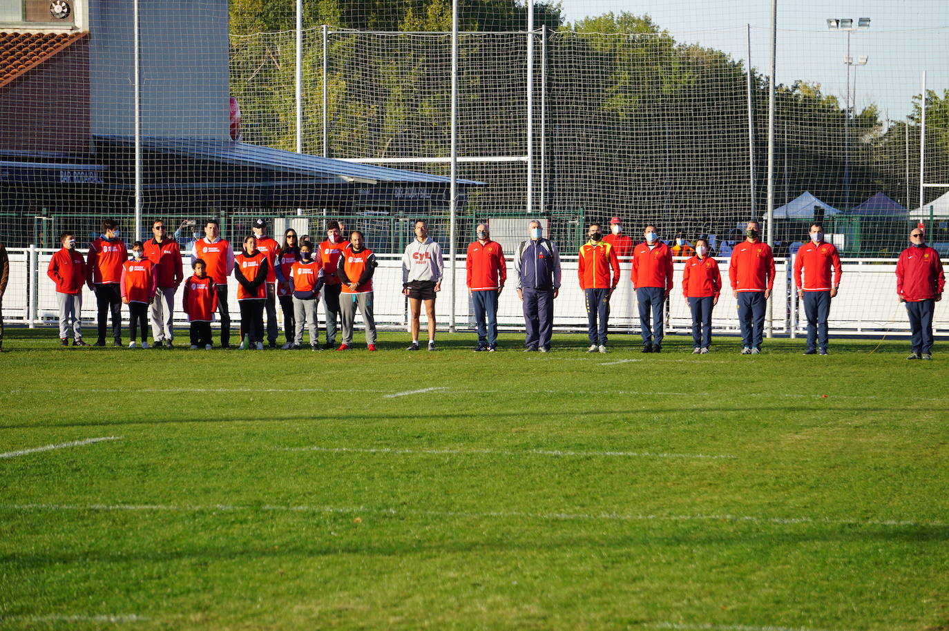 Durante todas las mañanas del pueste festivo se juegan los partidos en los campos de fútbol y rugby de La Vega, en Arroyo de la Encomienda. 