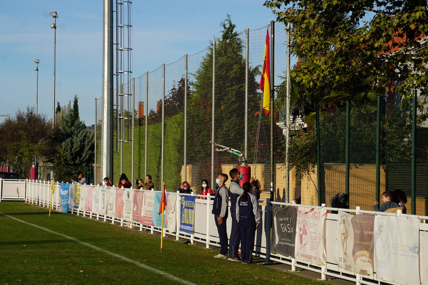 Durante todas las mañanas del pueste festivo se juegan los partidos en los campos de fútbol y rugby de La Vega, en Arroyo de la Encomienda. 