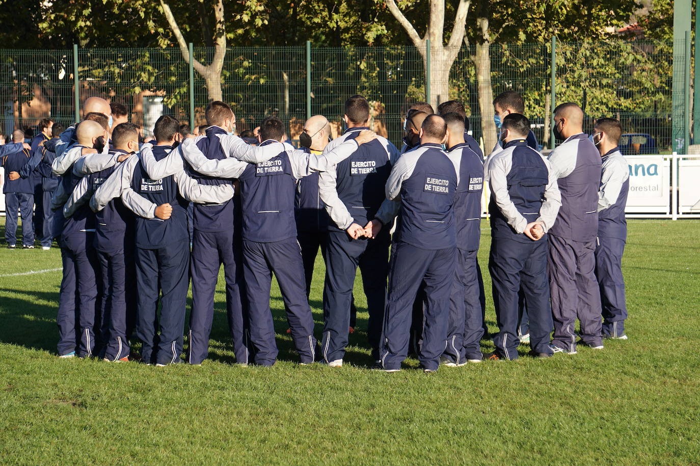 Durante todas las mañanas del pueste festivo se juegan los partidos en los campos de fútbol y rugby de La Vega, en Arroyo de la Encomienda. 