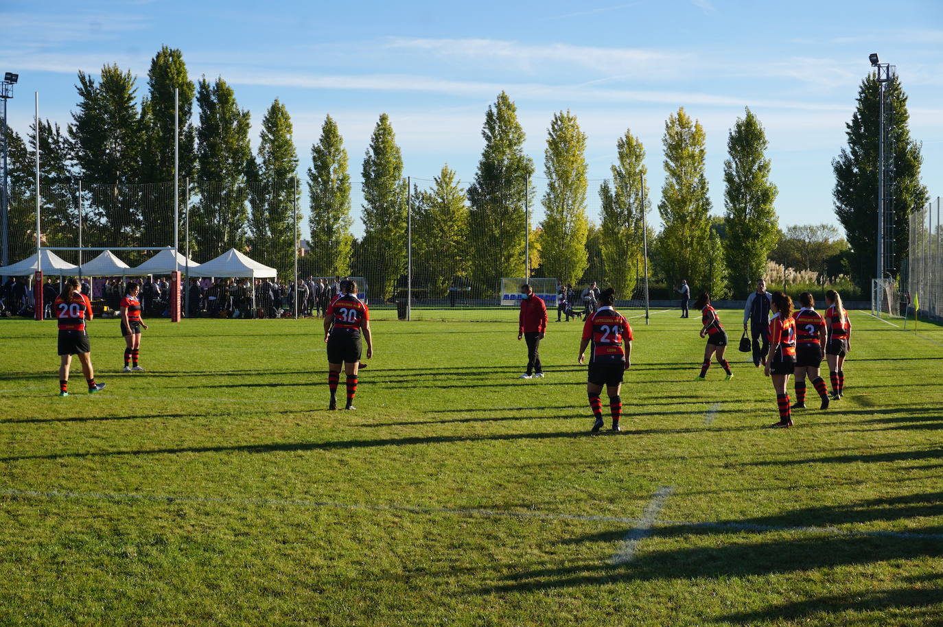 Durante todas las mañanas del pueste festivo se juegan los partidos en los campos de fútbol y rugby de La Vega, en Arroyo de la Encomienda. 