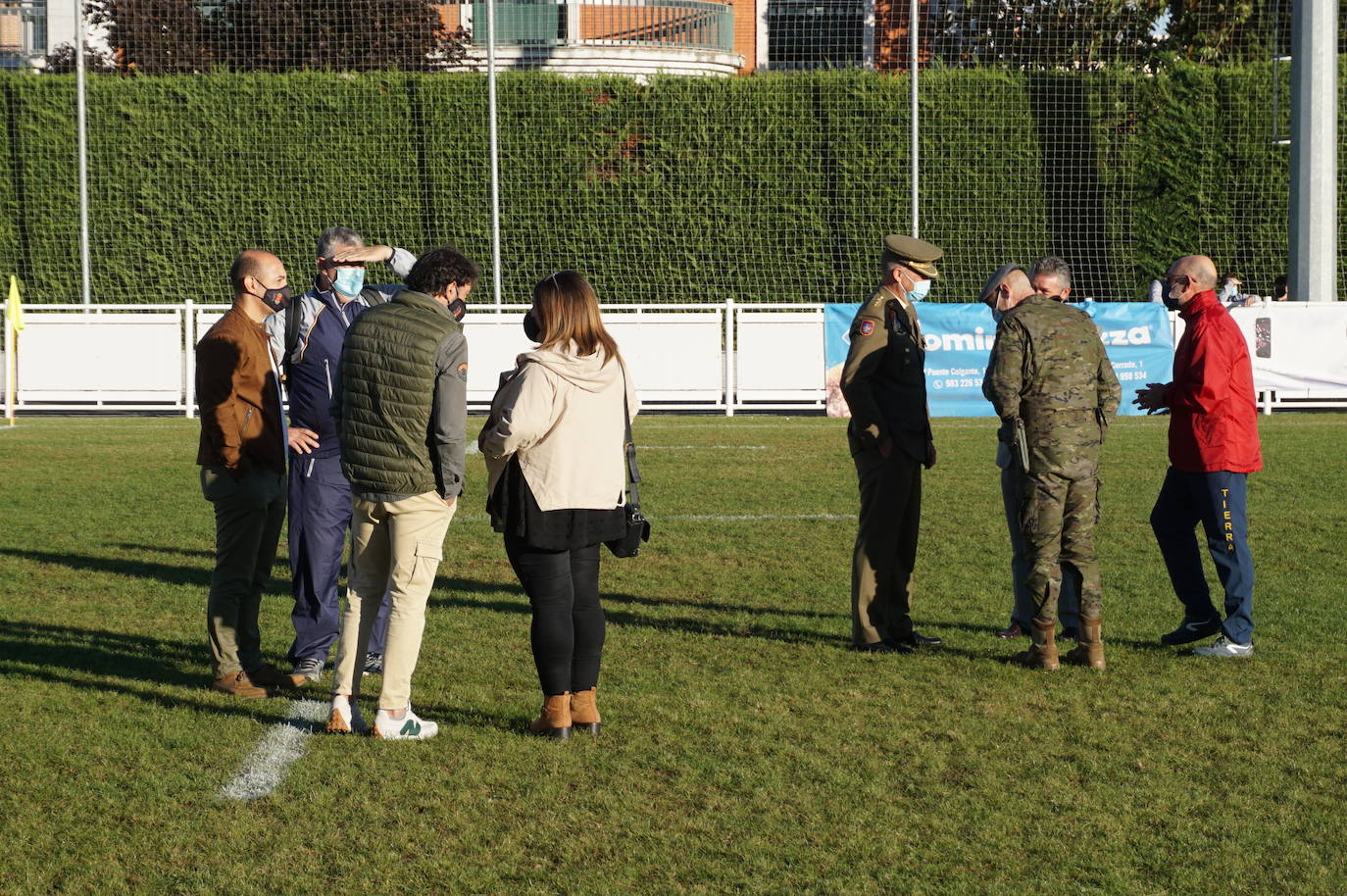 Durante todas las mañanas del pueste festivo se juegan los partidos en los campos de fútbol y rugby de La Vega, en Arroyo de la Encomienda. 