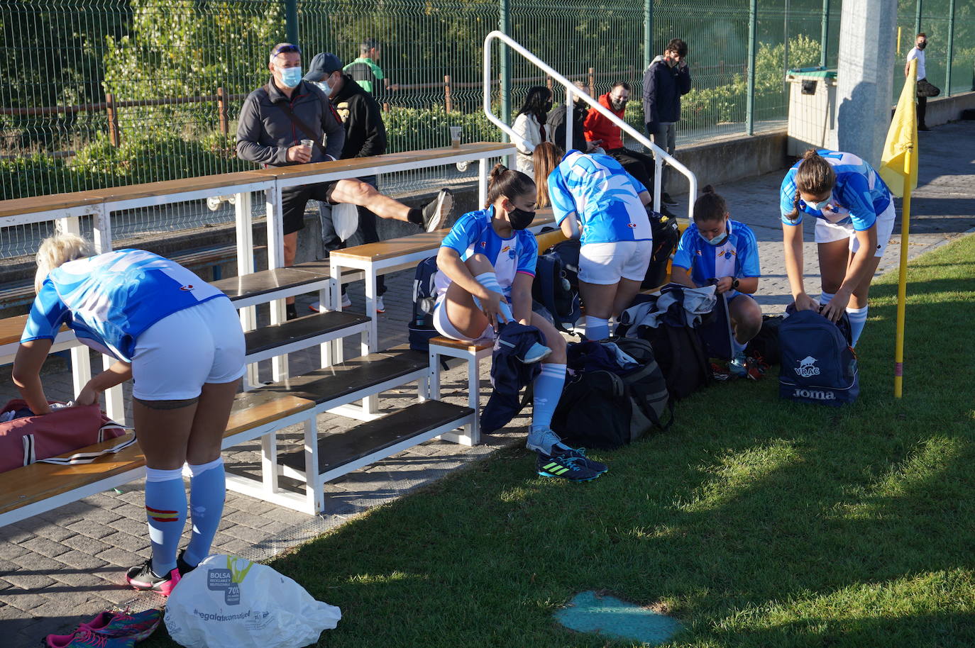 Durante todas las mañanas del pueste festivo se juegan los partidos en los campos de fútbol y rugby de La Vega, en Arroyo de la Encomienda. 