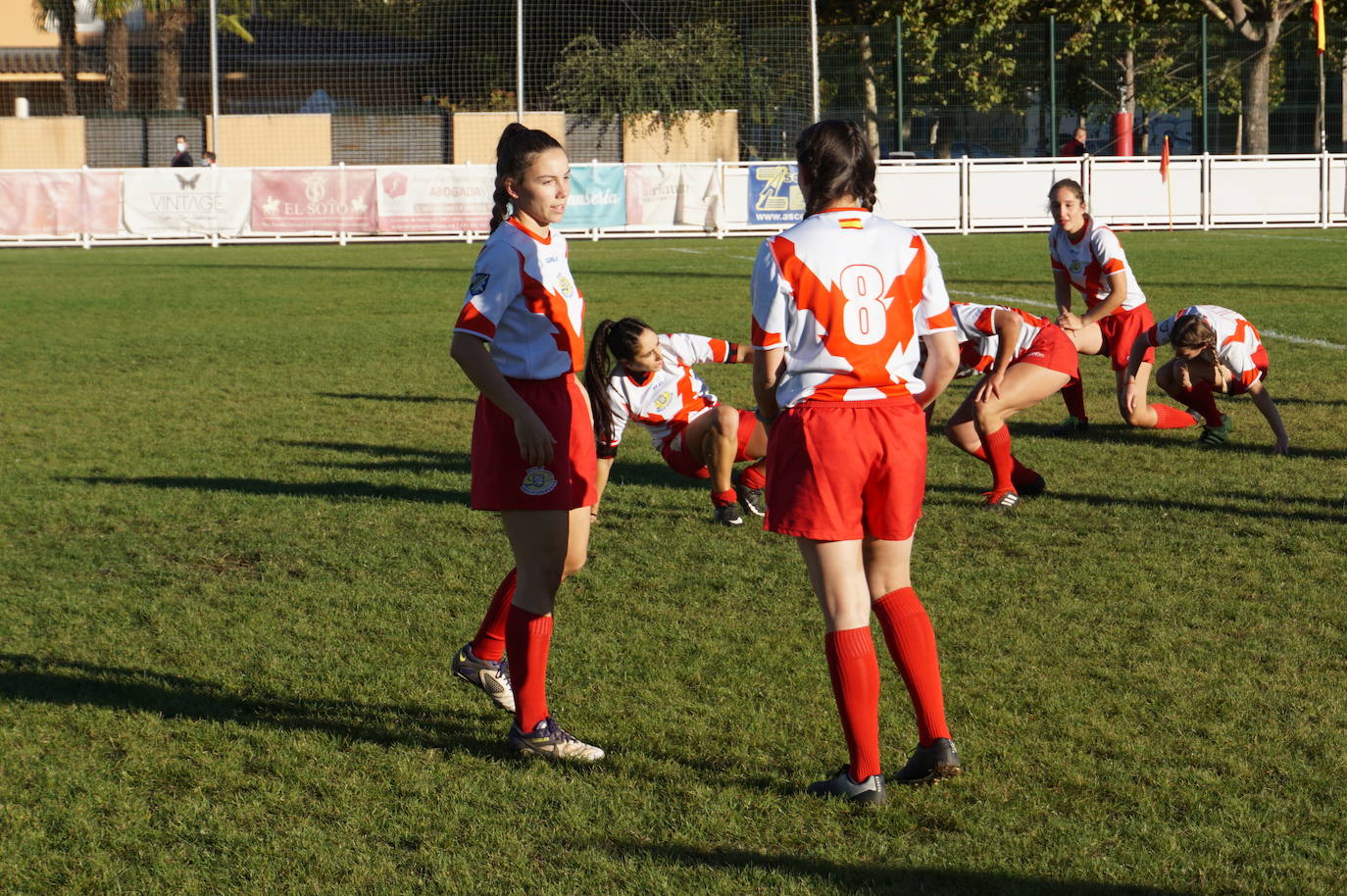 Durante todas las mañanas del pueste festivo se juegan los partidos en los campos de fútbol y rugby de La Vega, en Arroyo de la Encomienda. 