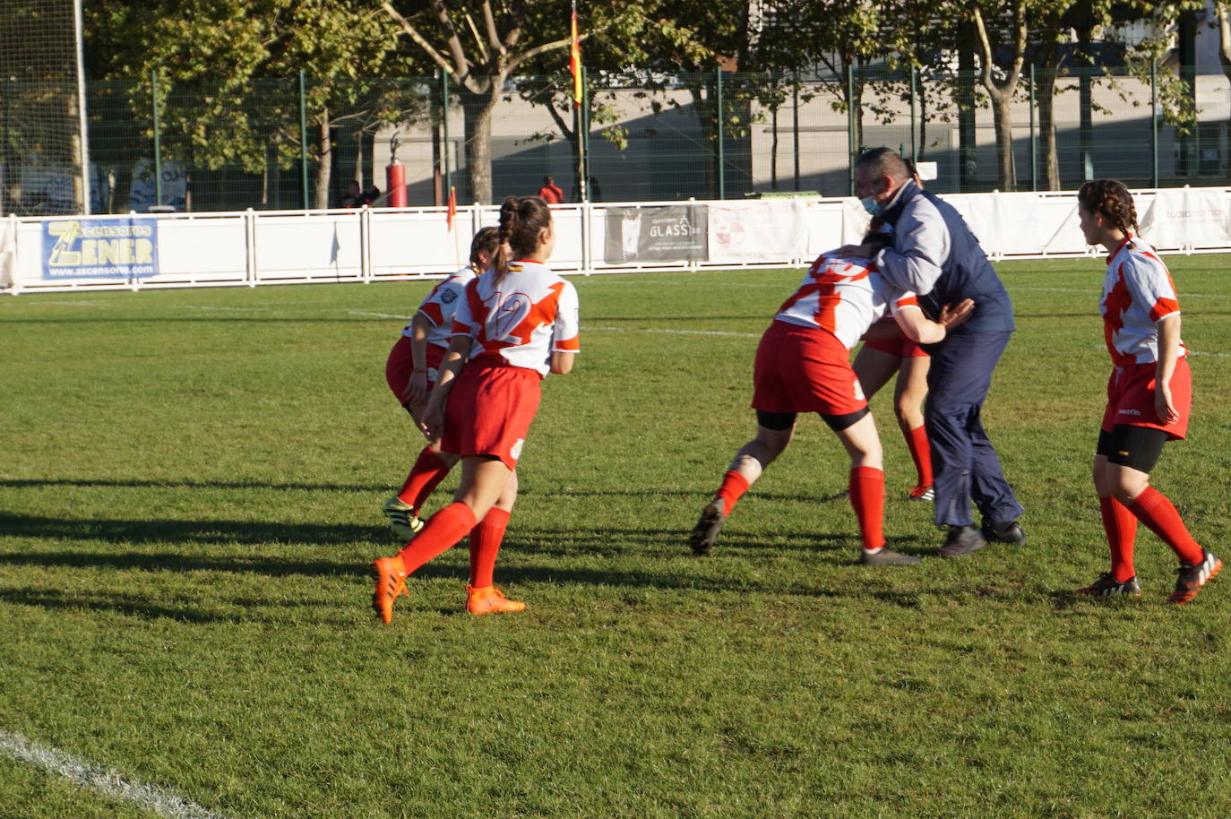 Durante todas las mañanas del pueste festivo se juegan los partidos en los campos de fútbol y rugby de La Vega, en Arroyo de la Encomienda. 
