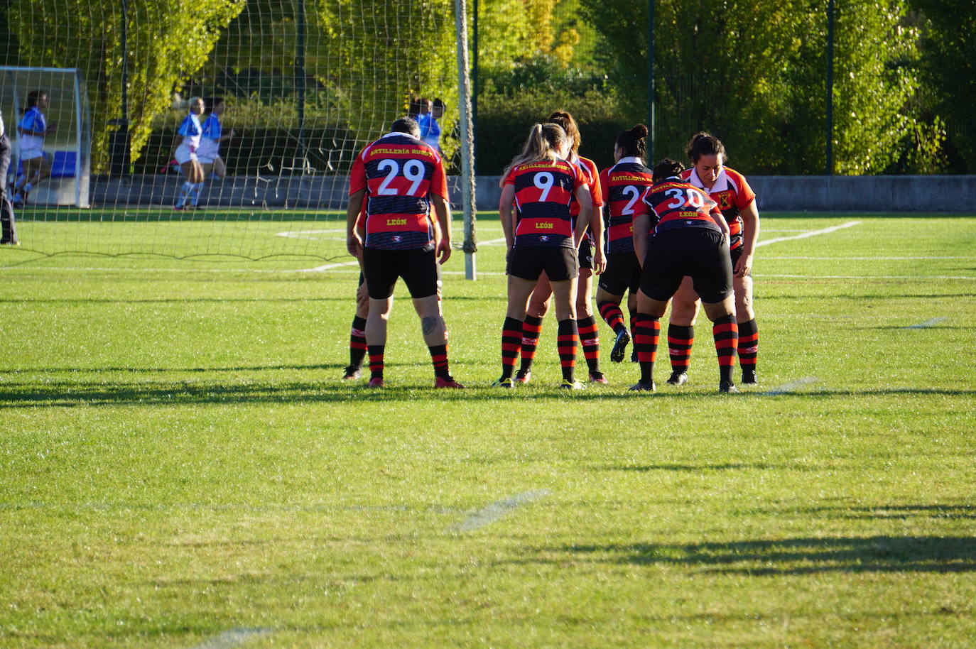 Durante todas las mañanas del pueste festivo se juegan los partidos en los campos de fútbol y rugby de La Vega, en Arroyo de la Encomienda. 