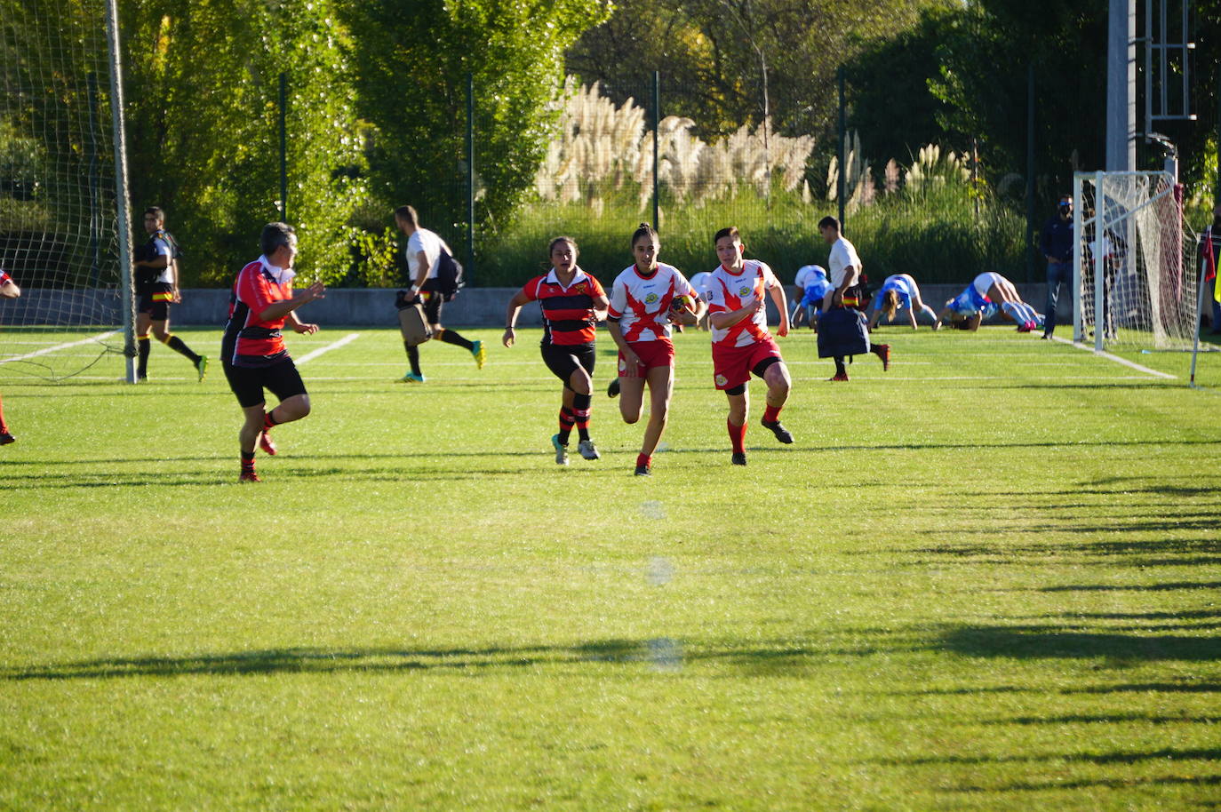 Durante todas las mañanas del pueste festivo se juegan los partidos en los campos de fútbol y rugby de La Vega, en Arroyo de la Encomienda. 