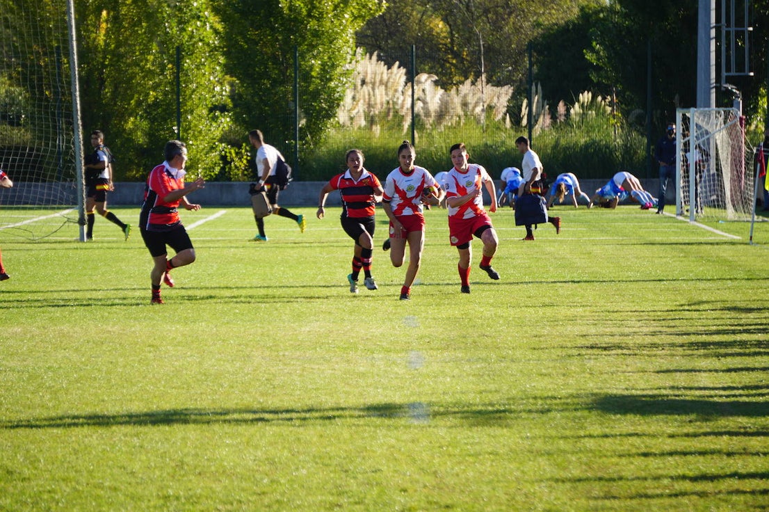 Durante todas las mañanas del pueste festivo se juegan los partidos en los campos de fútbol y rugby de La Vega, en Arroyo de la Encomienda. 