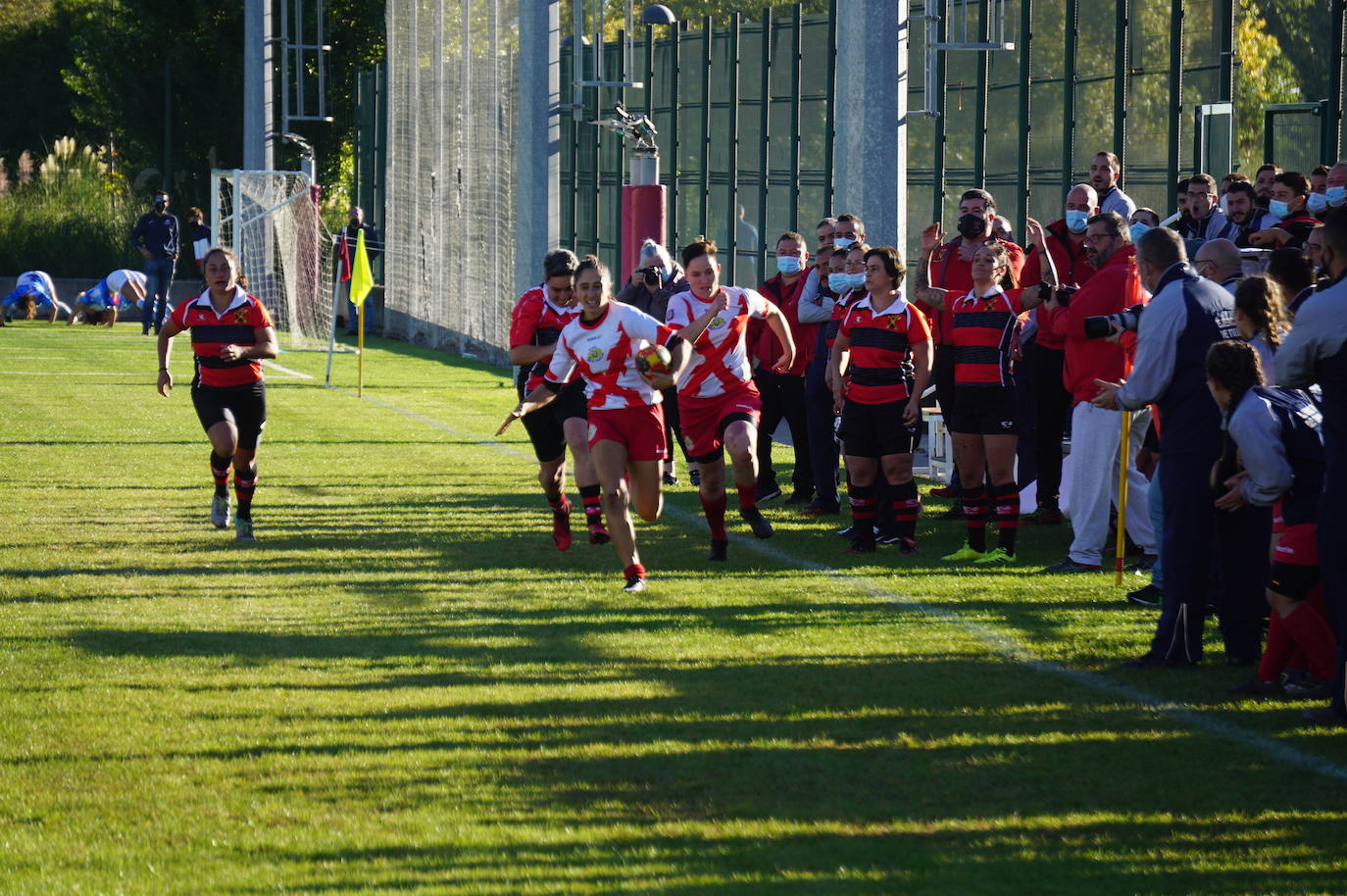 Durante todas las mañanas del pueste festivo se juegan los partidos en los campos de fútbol y rugby de La Vega, en Arroyo de la Encomienda. 