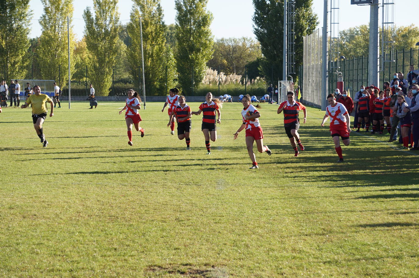 Durante todas las mañanas del pueste festivo se juegan los partidos en los campos de fútbol y rugby de La Vega, en Arroyo de la Encomienda. 