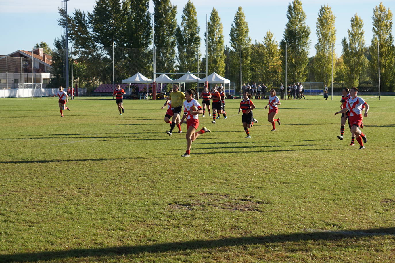 Durante todas las mañanas del pueste festivo se juegan los partidos en los campos de fútbol y rugby de La Vega, en Arroyo de la Encomienda. 