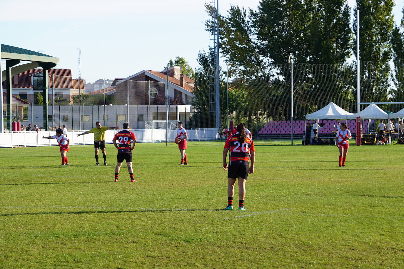Durante todas las mañanas del pueste festivo se juegan los partidos en los campos de fútbol y rugby de La Vega, en Arroyo de la Encomienda. 