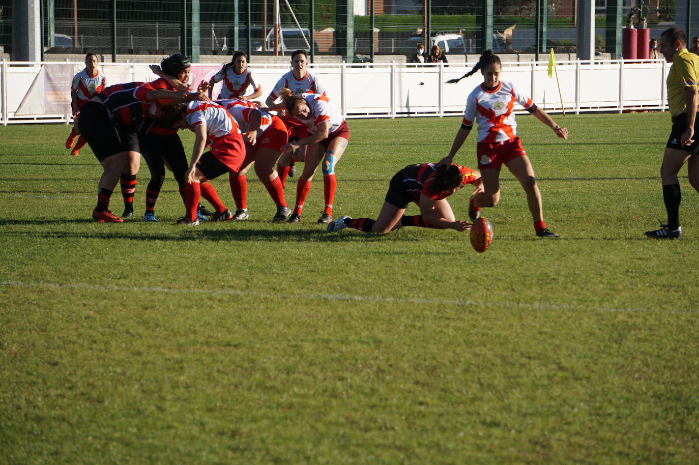 Durante todas las mañanas del pueste festivo se juegan los partidos en los campos de fútbol y rugby de La Vega, en Arroyo de la Encomienda. 
