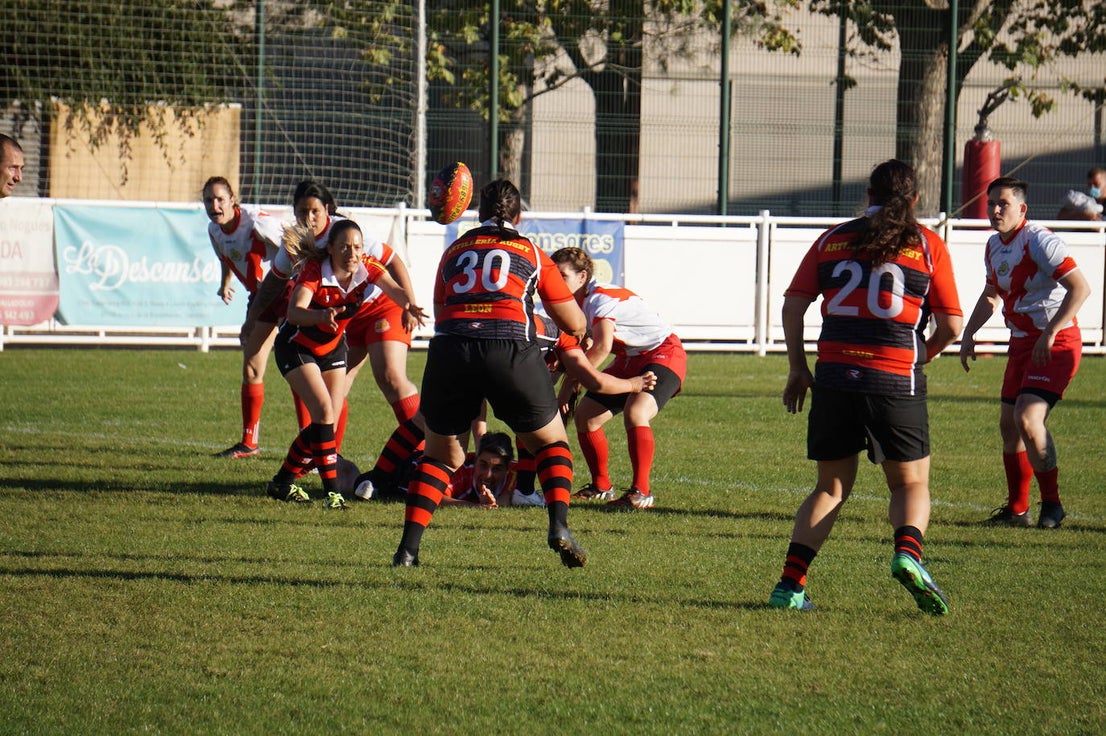 Durante todas las mañanas del pueste festivo se juegan los partidos en los campos de fútbol y rugby de La Vega, en Arroyo de la Encomienda. 
