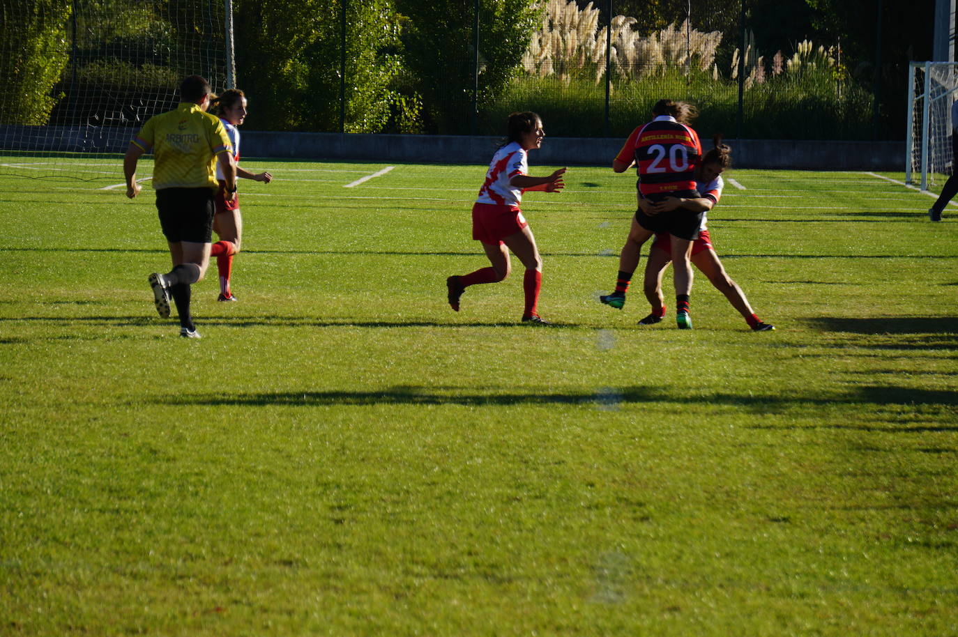 Durante todas las mañanas del pueste festivo se juegan los partidos en los campos de fútbol y rugby de La Vega, en Arroyo de la Encomienda. 
