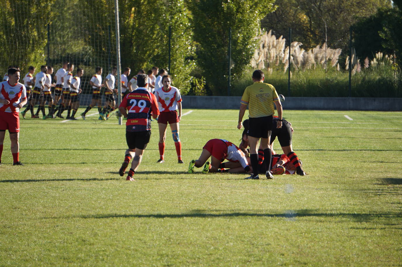 Durante todas las mañanas del pueste festivo se juegan los partidos en los campos de fútbol y rugby de La Vega, en Arroyo de la Encomienda. 
