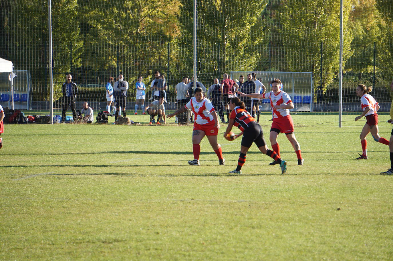 Durante todas las mañanas del pueste festivo se juegan los partidos en los campos de fútbol y rugby de La Vega, en Arroyo de la Encomienda. 