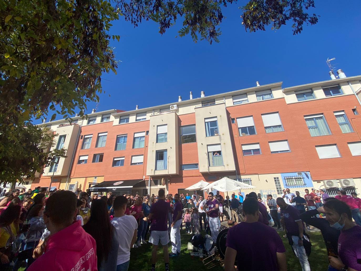 Colorido y alegría en el desfie de peñas de La Flecha y Arroyo. 