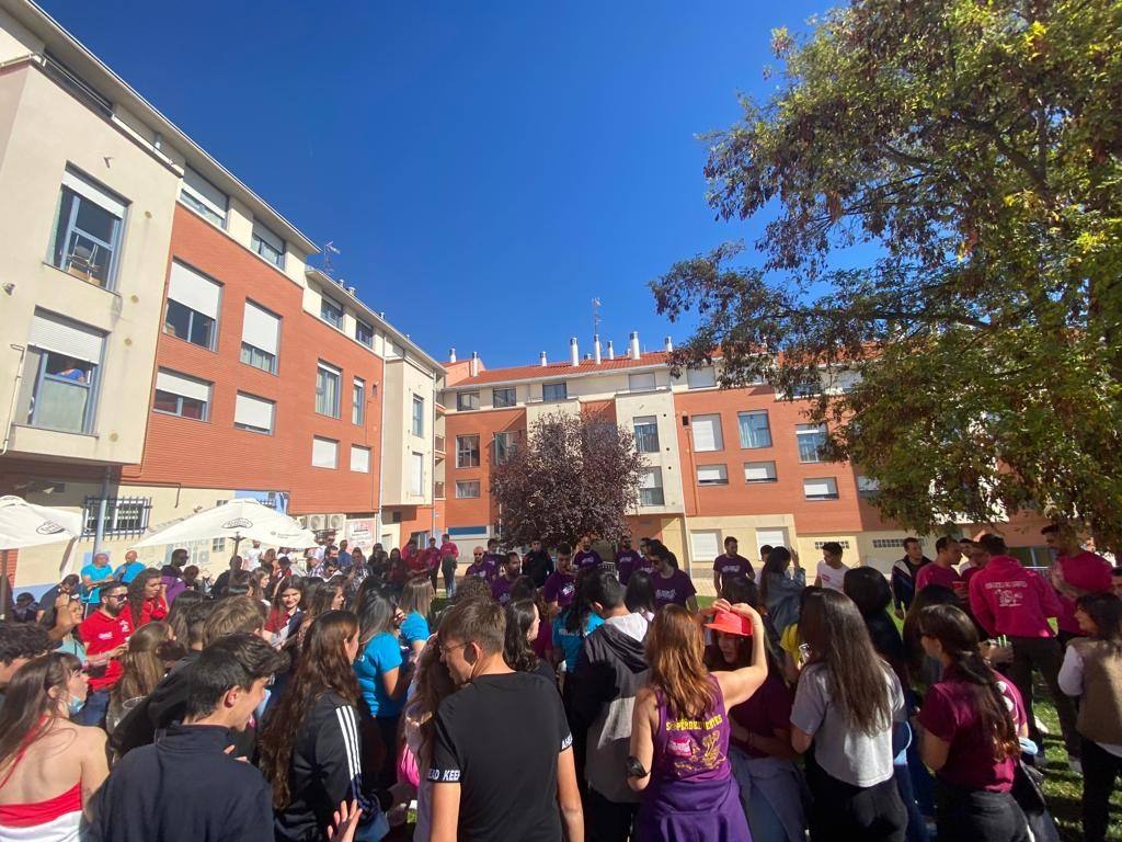 Colorido y alegría en el desfie de peñas de La Flecha y Arroyo. 