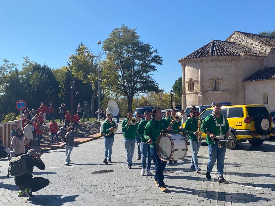 Colorido y alegría en el desfie de peñas de La Flecha y Arroyo. 