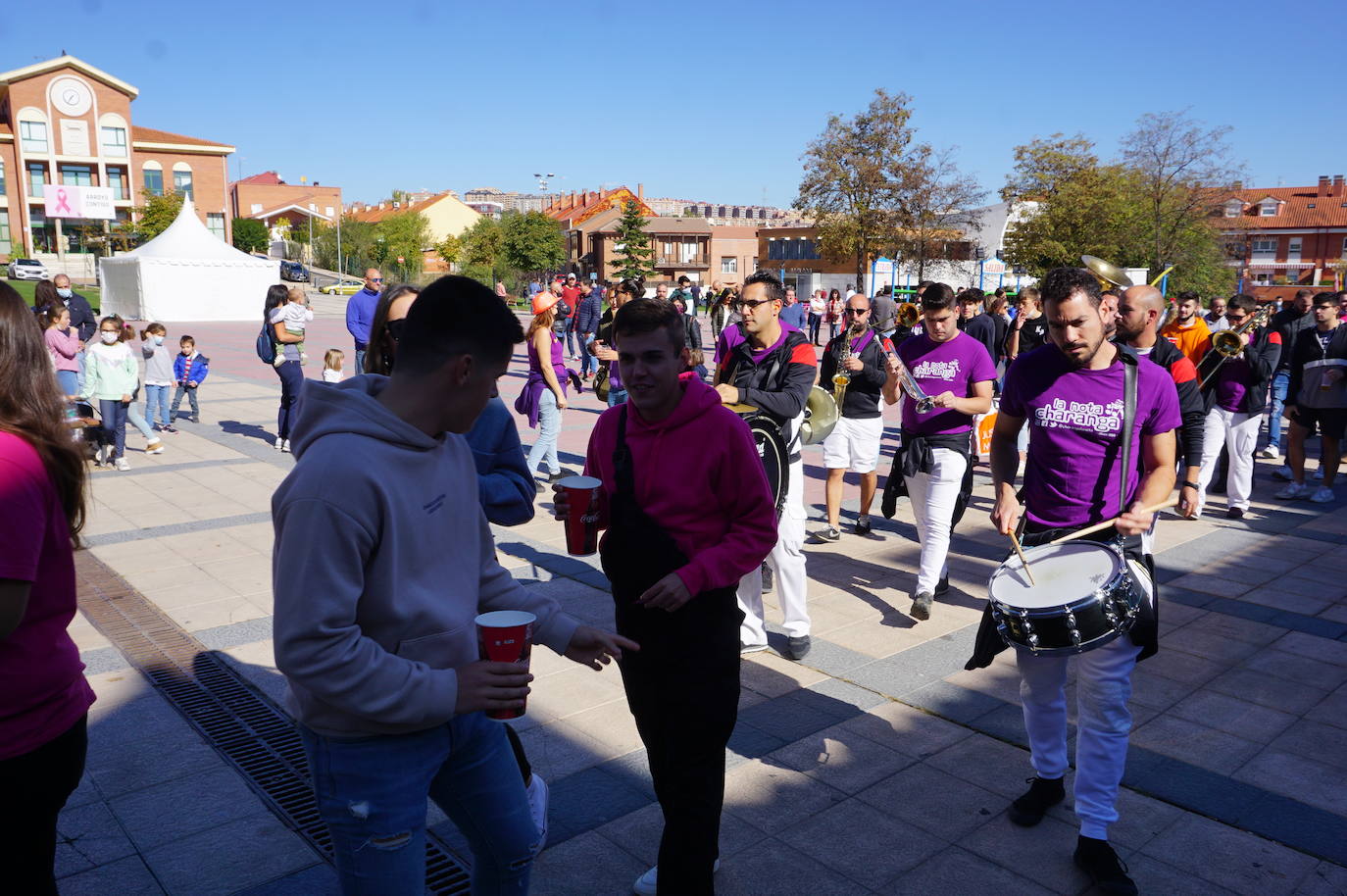 Colorido y alegría en el desfie de peñas de La Flecha y Arroyo. 