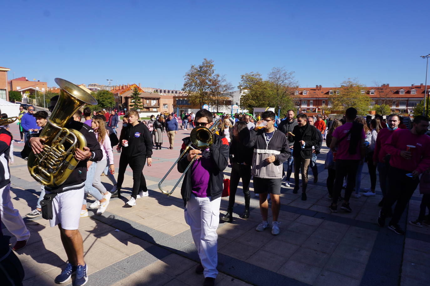 Colorido y alegría en el desfie de peñas de La Flecha y Arroyo. 