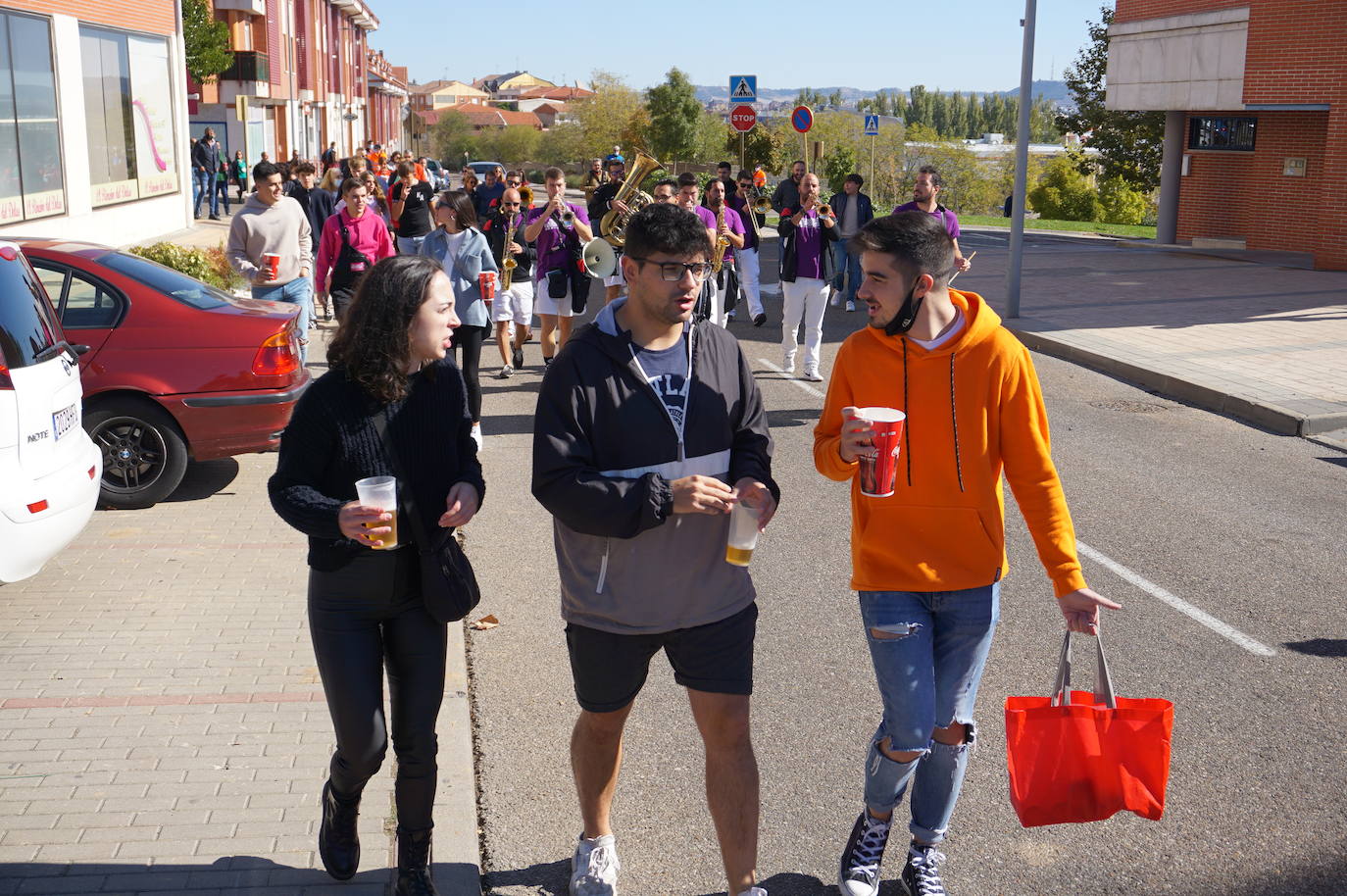 Colorido y alegría en el desfie de peñas de La Flecha y Arroyo. 