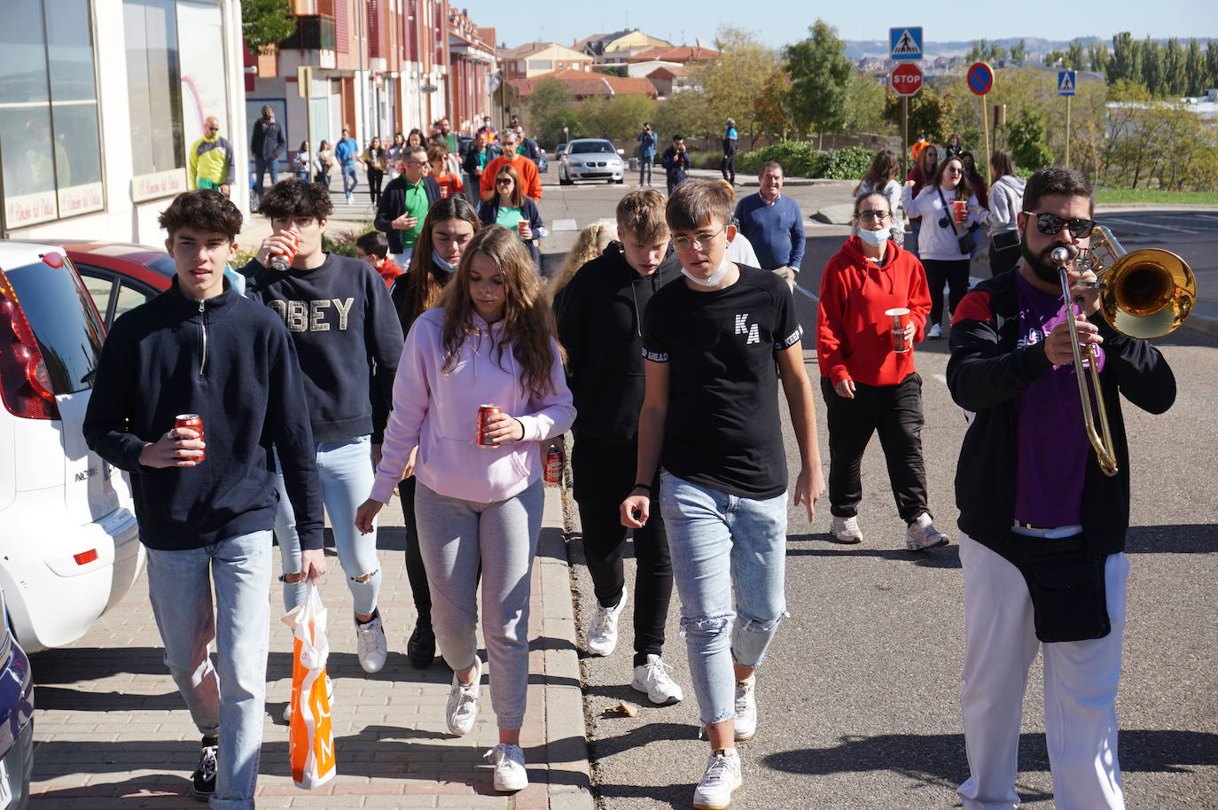 Colorido y alegría en el desfie de peñas de La Flecha y Arroyo. 