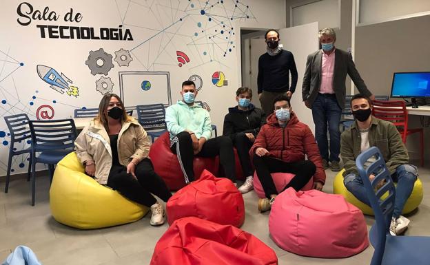 Jóvenes de Arroyo conociendo las instalaciones y la sala de tecnología del Centro Juvenil de La Flecha de la mano del alcalde de Arroyo, Sarbelio Fernández y los cocejales Ana Sánchez y Vicente Centenero. 