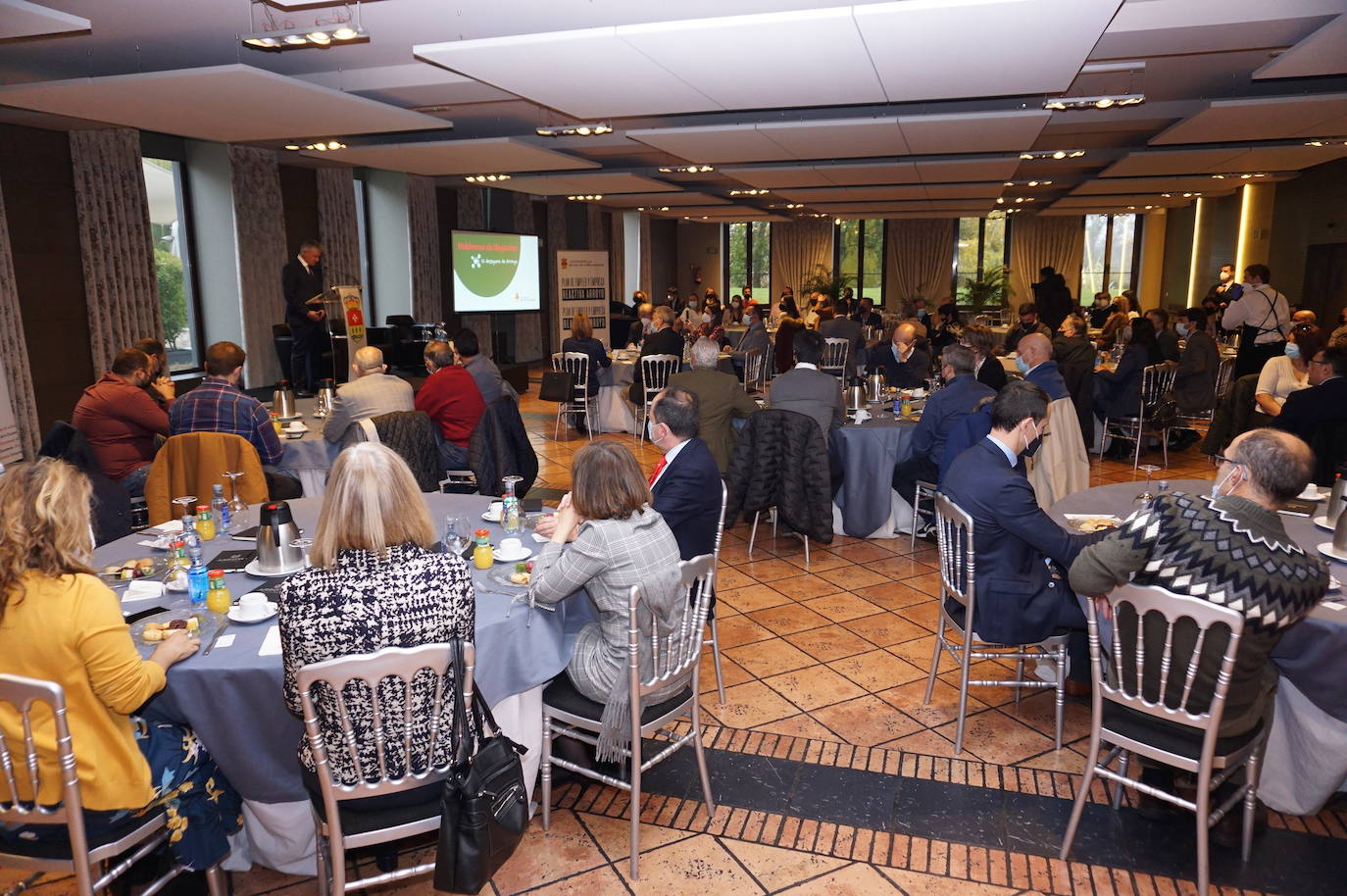 Más de un centenar de empresarios de Arroyo en el evento Hablemos de Negocios. 