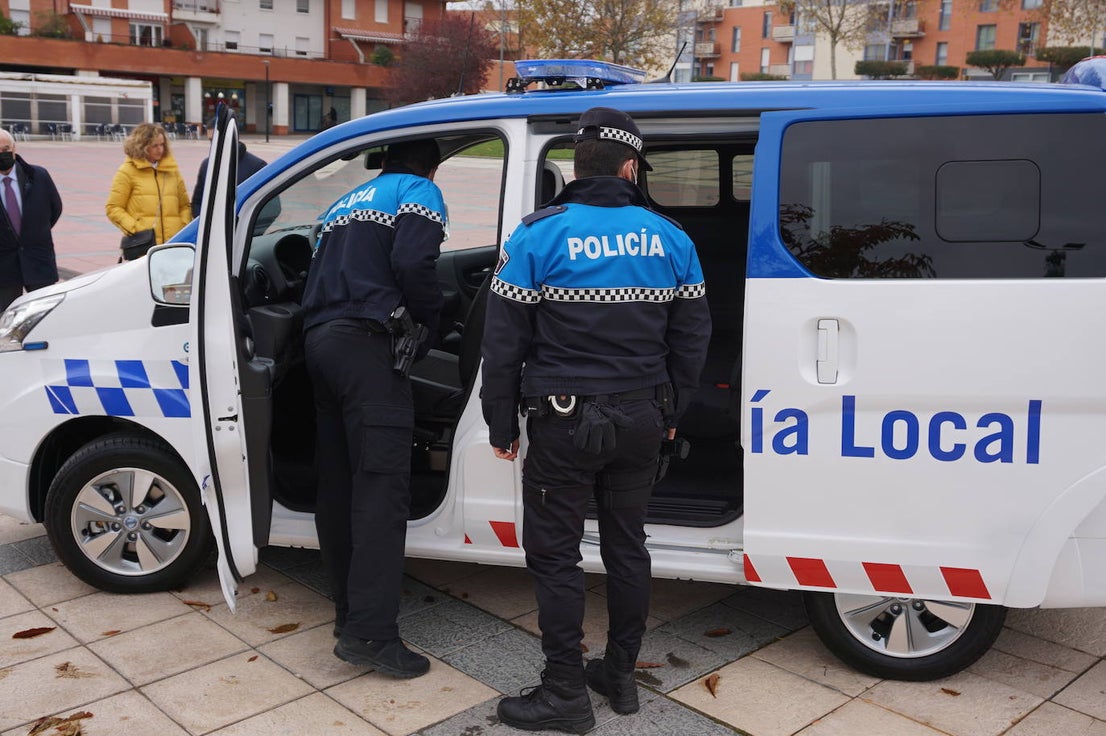 Presentación y entrega de los vehículos de la Policía Local de Arroyo. 