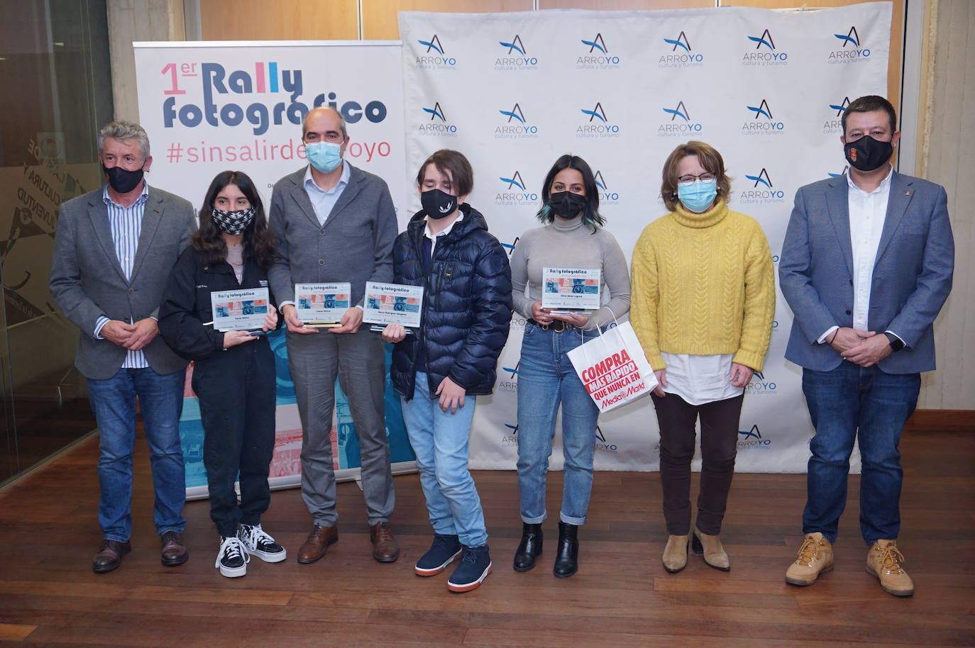 Premiados, autoridades y patricinadores del I Rally Fotográfico de Arroyo. 