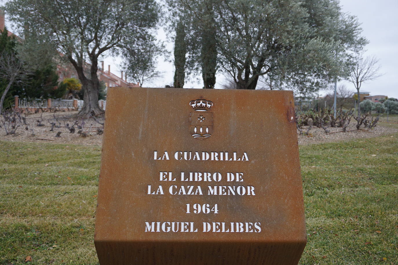 Una treintena de rotondas bautizadas con los nombres de los personajes de las novelas más importantes homenajean la obra de Miguel Delibes en Arroyo de la Encomienda. 