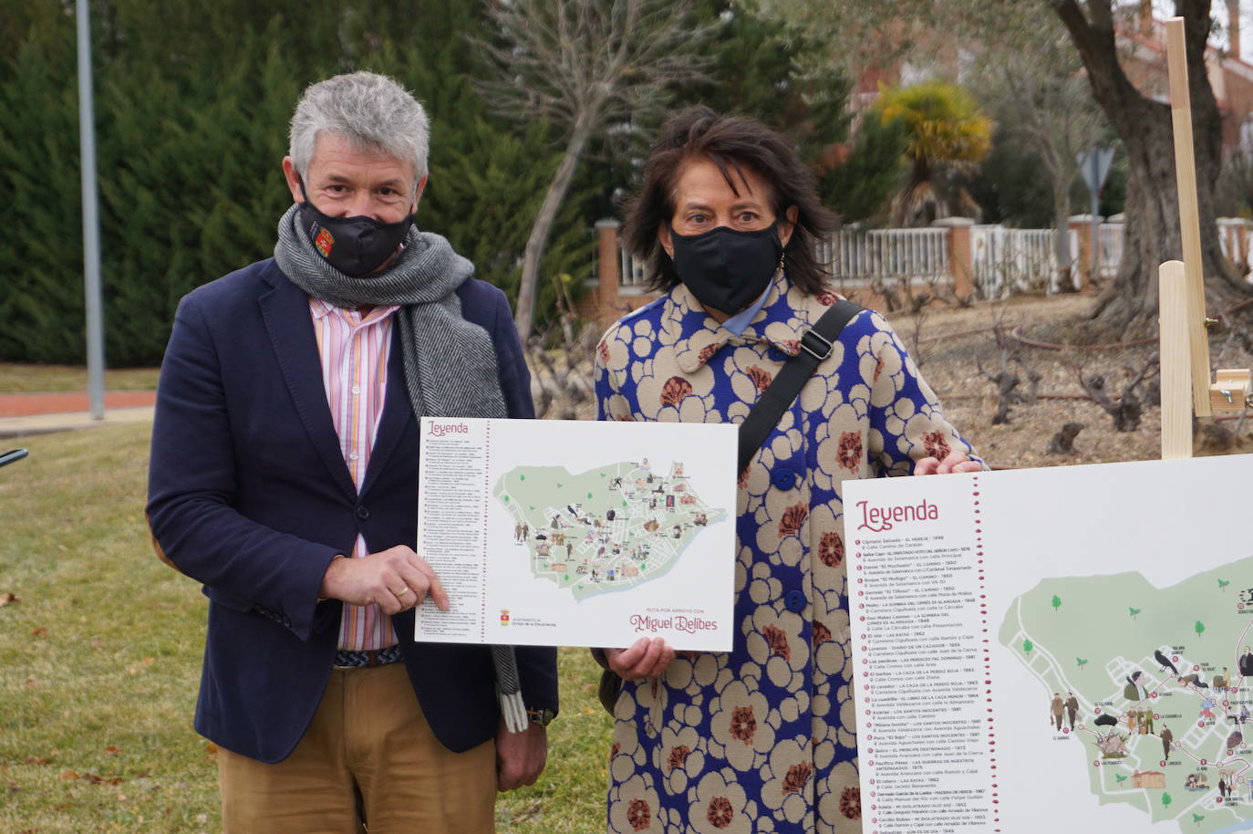 Elisa Delibes y el alcalde de Arroyo, Sarbelio Fernández, en la inauguración de la Ruta por Arroyo con Miguel Delibes. 