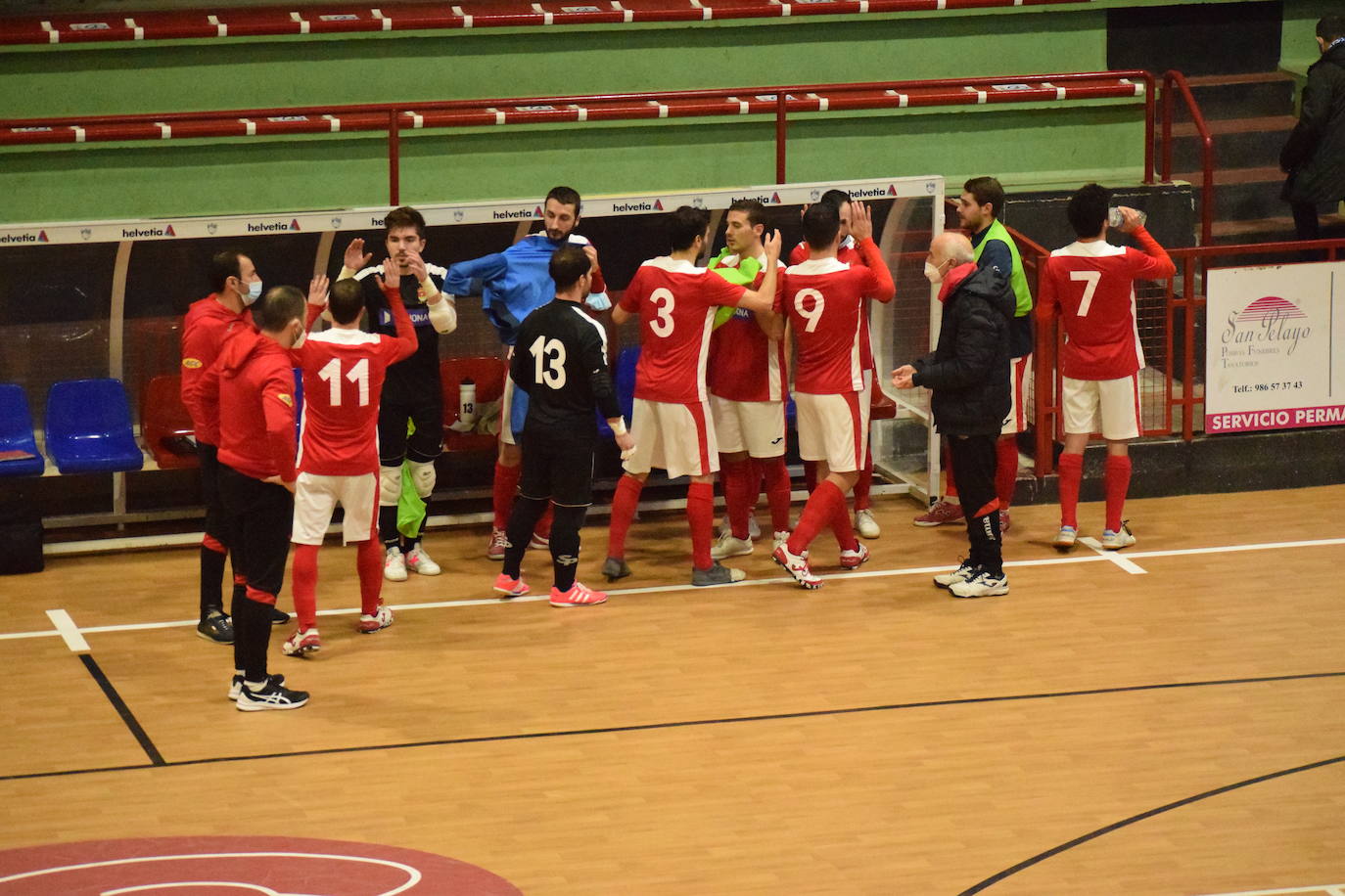 Saludo inicial de los jugadores del Unión Arroyo antes de comenzar el partido en Pontevedra. 