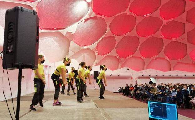 Grupo de Baile Moderno de las niñas de Arroyo. 