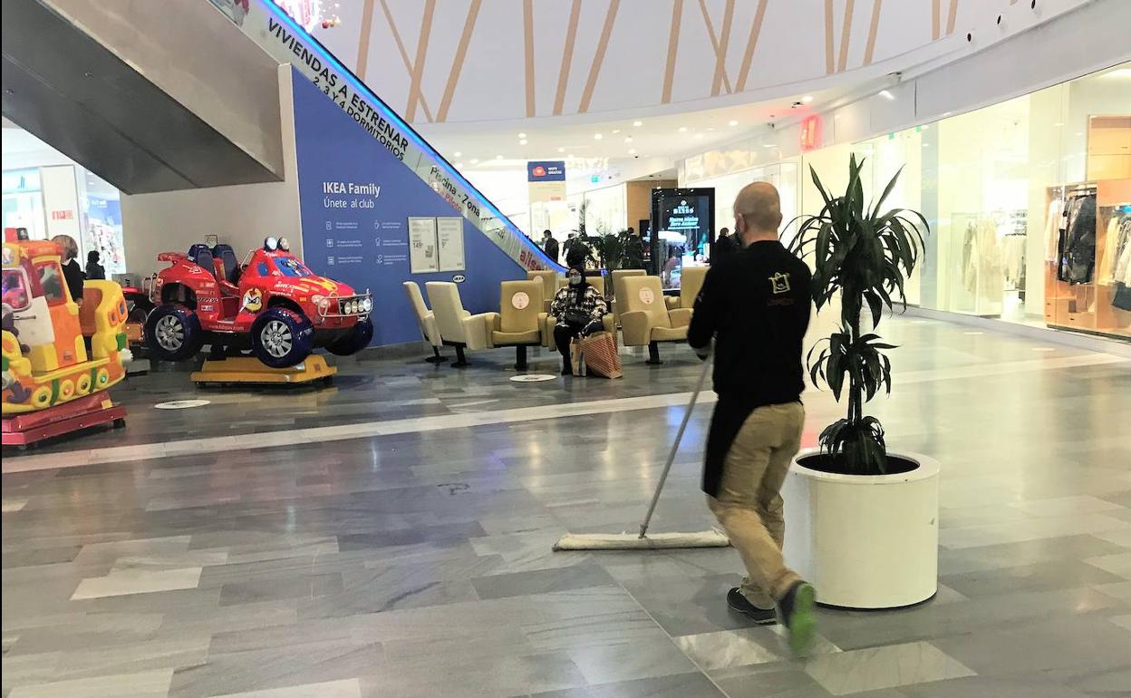 Más de 2.300 personas trabajan en RÍO Shopping en Arroyo de la Encomienda a día de hoy. 