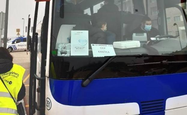 Inspección de uno de los autobuses a su llegada al colegio Kantic@ de Las Lomas de Sotoverde. 