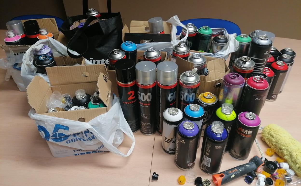 Material incautado a los dos jóvenes interceptados realizando pintadas en el anfiteatro de La Vega. 