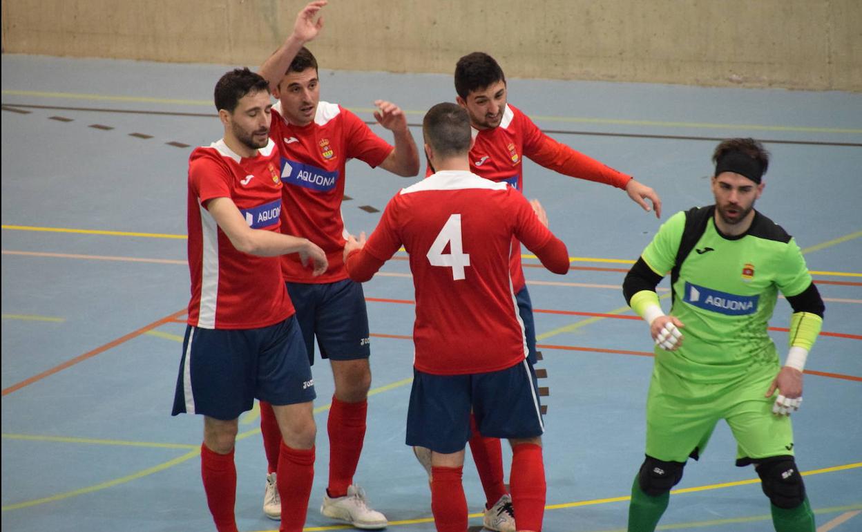 Alegría del quinteto en pista del Unión Arroyo tras conseguir uno de los tres goles del pasado sábado frente al Santiago Futsal en el Antonio Garnacho de La Fecha. 