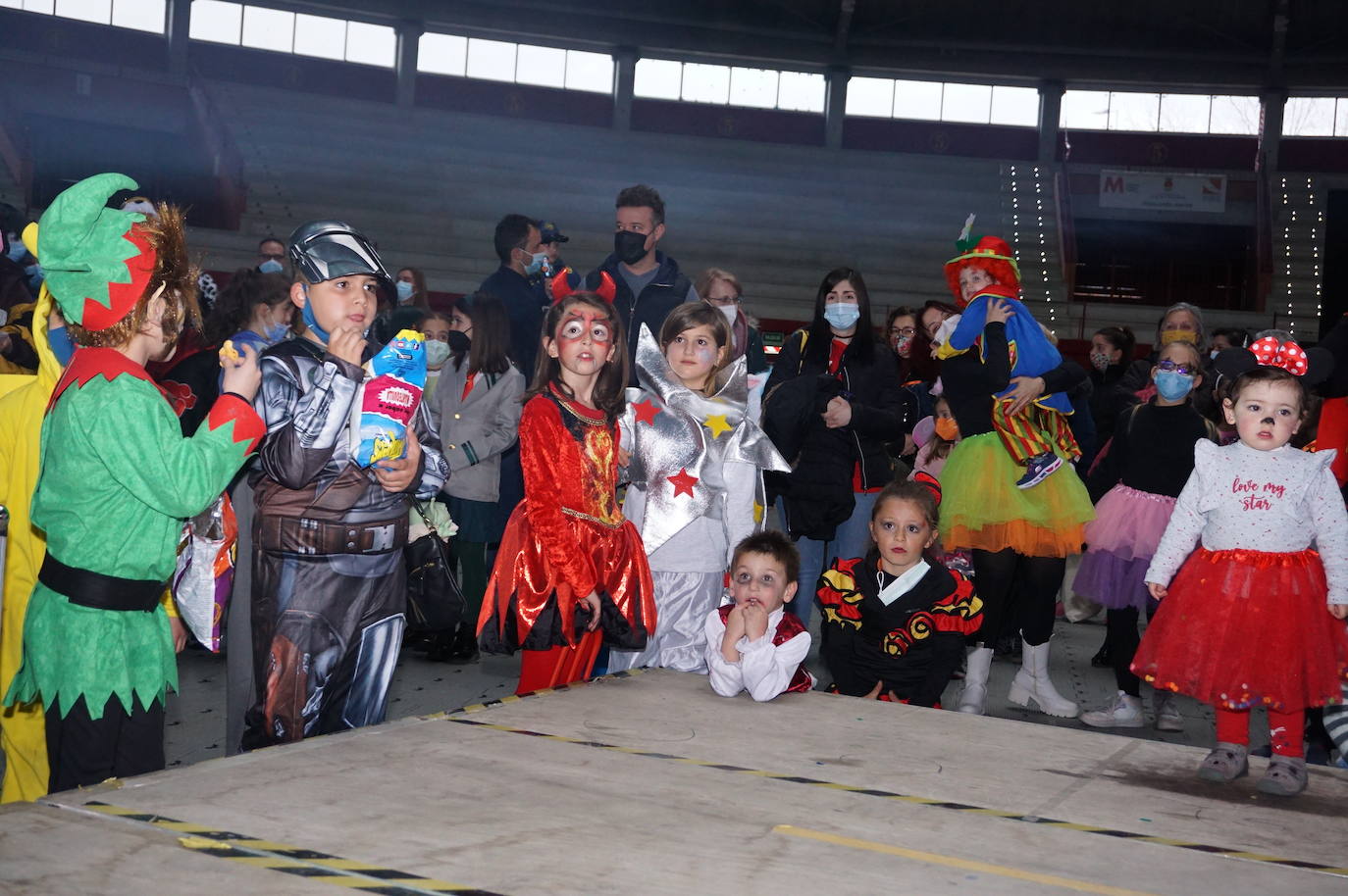 Superhéroes en el concurso de disfraces del carnaval de Arroyo. 
