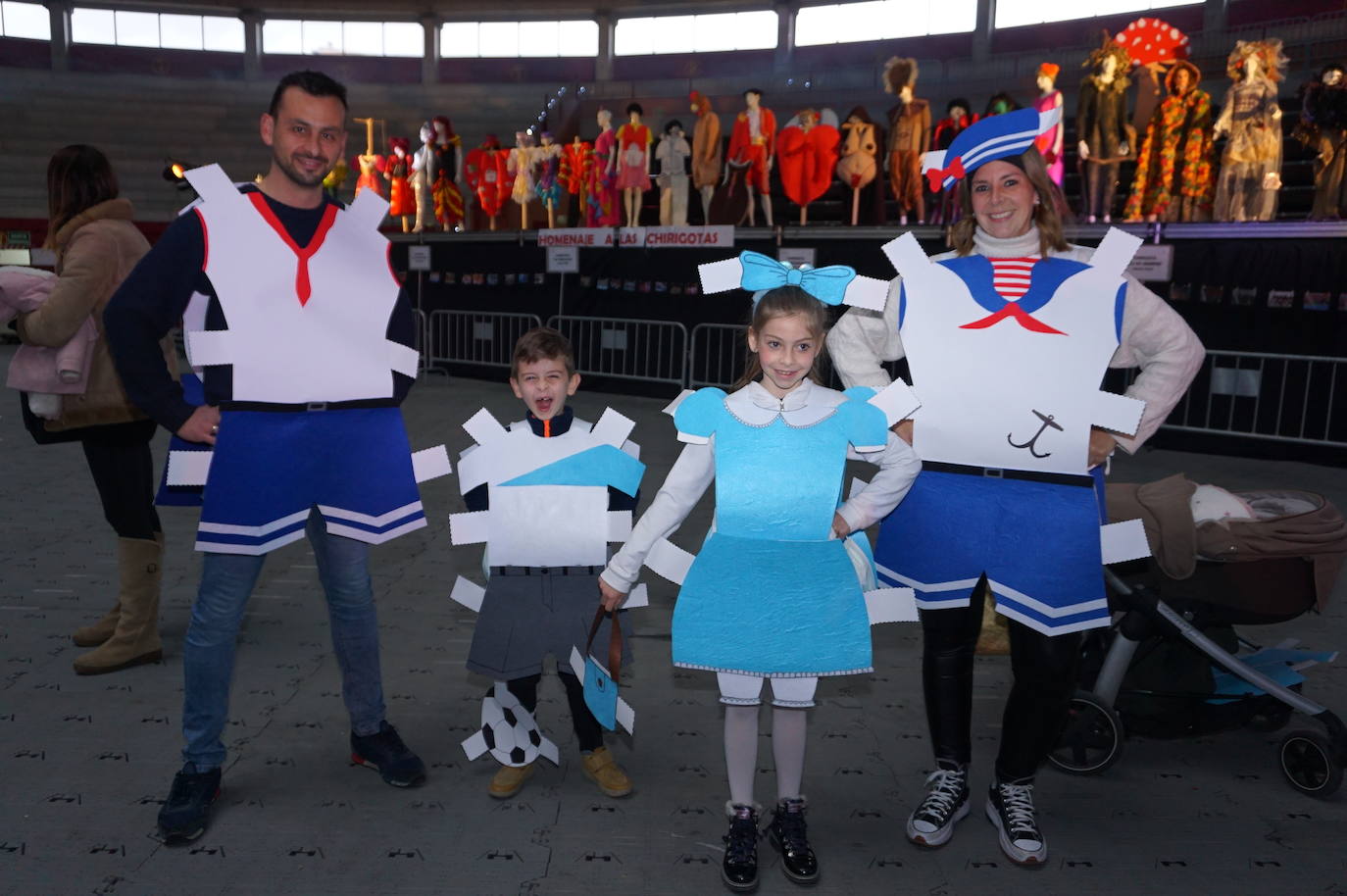 Superhéroes en el concurso de disfraces del carnaval de Arroyo. 