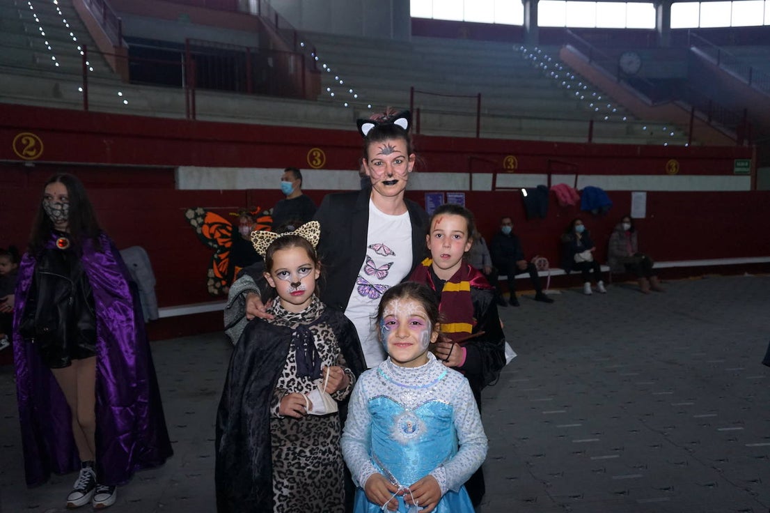 Superhéroes en el concurso de disfraces del carnaval de Arroyo. 