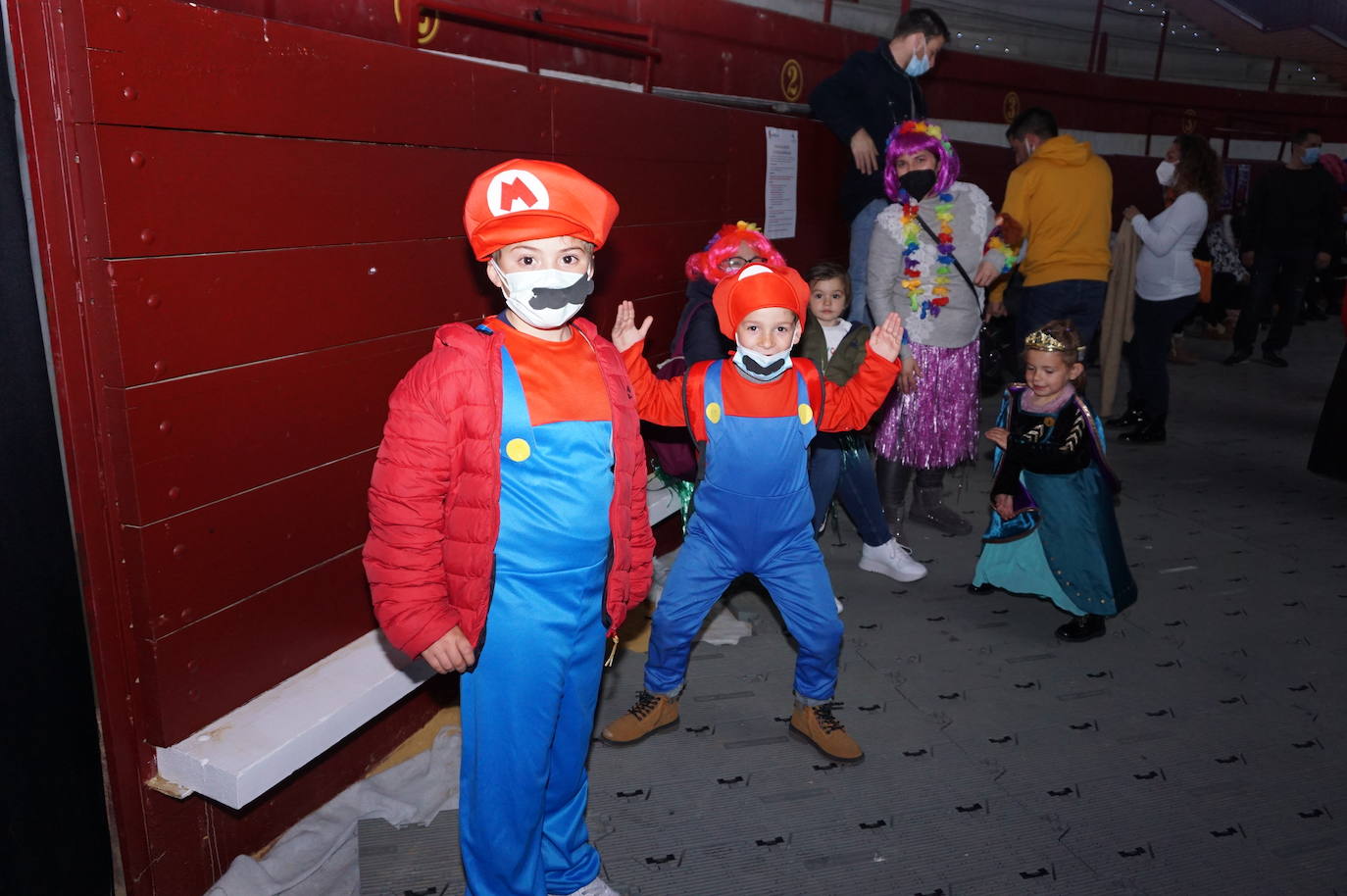 Superhéroes en el concurso de disfraces del carnaval de Arroyo. 