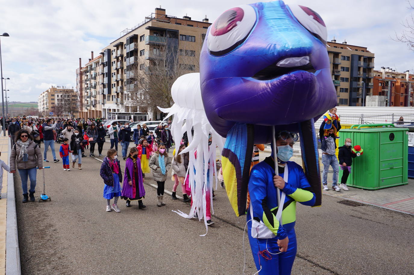 Animación y cientos de disfraces en el pasacalles por Las Lomas en los carnavales de Arroyo de la Encomienda. 