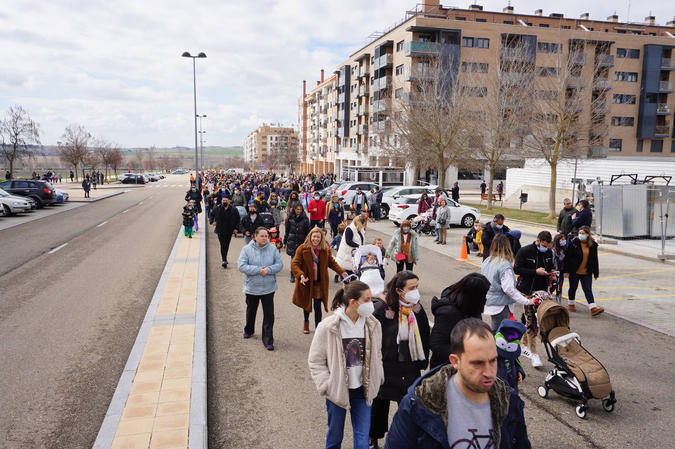 Animación y cientos de disfraces en el pasacalles por Las Lomas en los carnavales de Arroyo de la Encomienda. 