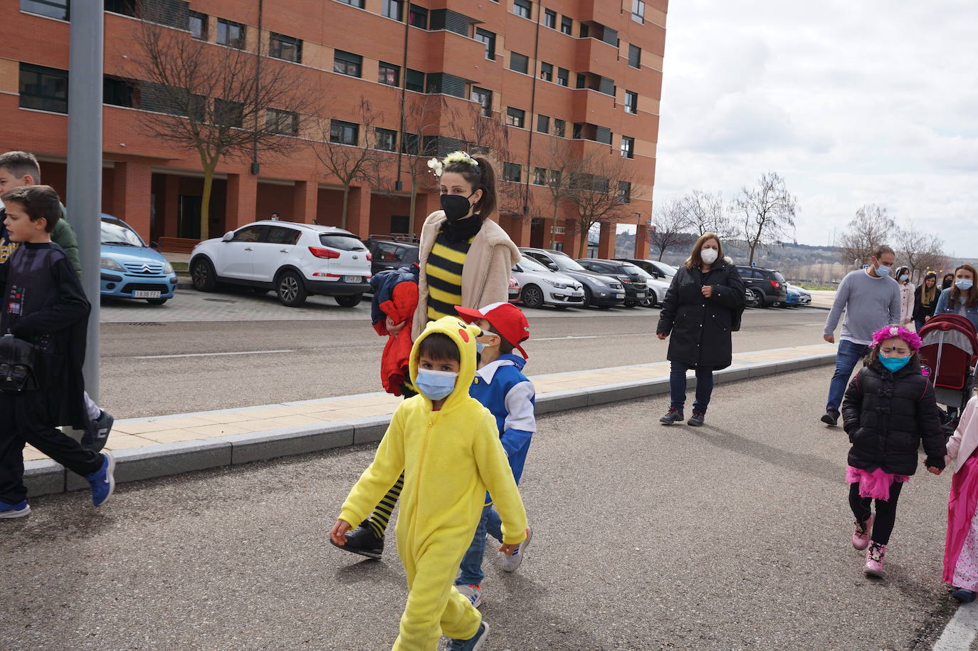 Animación y cientos de disfraces en el pasacalles por Las Lomas en los carnavales de Arroyo de la Encomienda. 