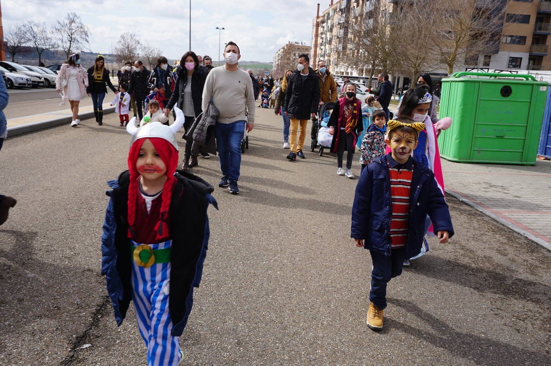 Animación y cientos de disfraces en el pasacalles por Las Lomas en los carnavales de Arroyo de la Encomienda. 